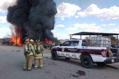 Incendio consume depósito de reciclaje en el camino a Sauceda
