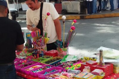 Ignoran prohibición y venden pirotecnia en pleno Centro Histórico