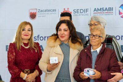 Entregan prótesis dentales y transforman sonrisas de adultos