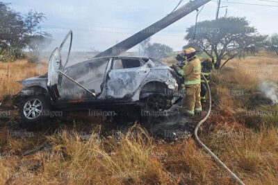 Dentista sobrevive a incendio tras chocar su auto en Fresnillo