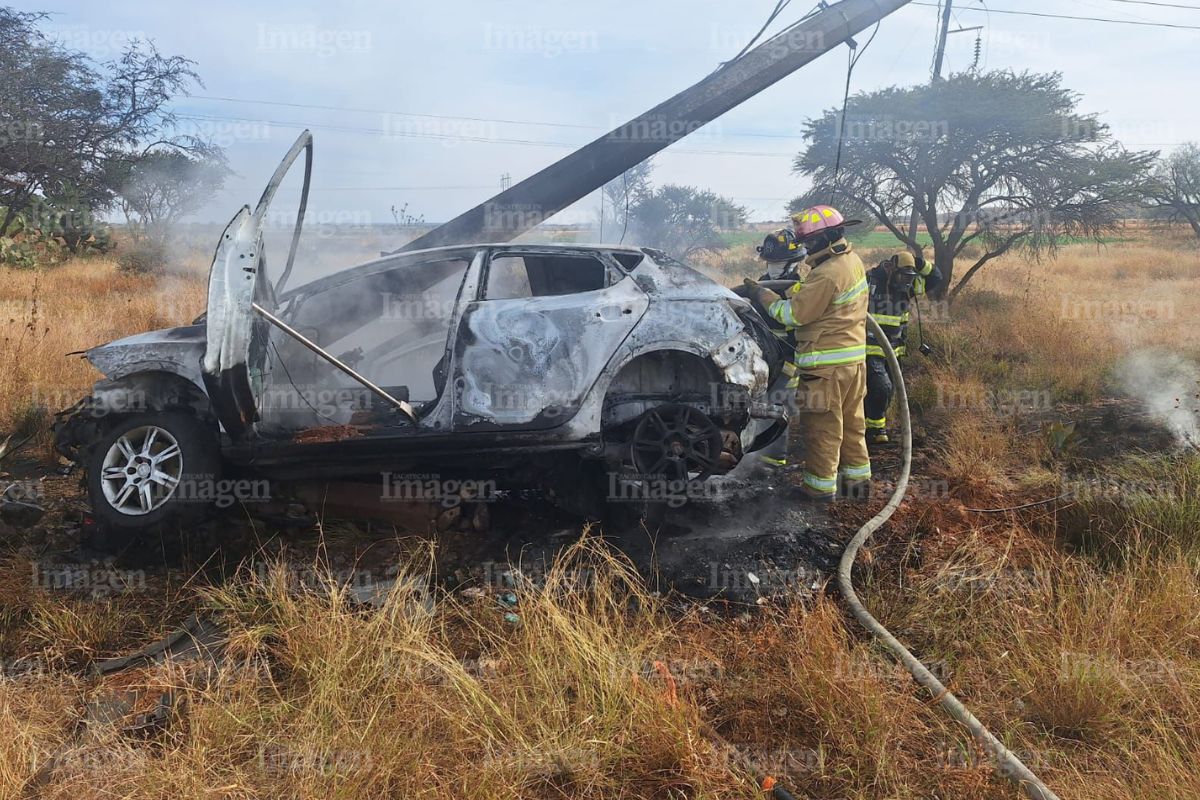 Dentista sobrevive a incendio tras chocar su auto en Fresnillo
