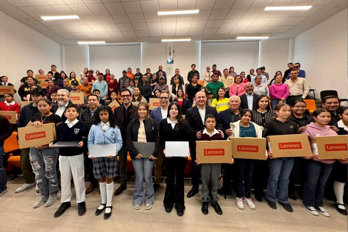 Clúster Minero de Zacatecas y Gobierno del Estado entregan computadoras a estudiantes destacados de la entidad
