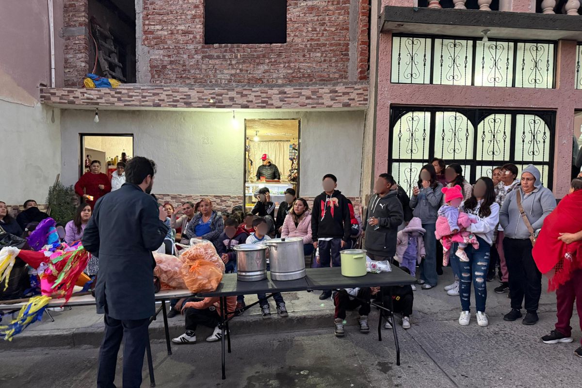 Diputado Santos González recorre colonias de Zacatecas y comparte posadas navideñas