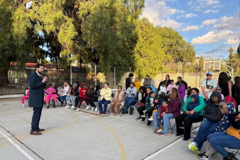 Diputado Santos González recorre colonias de Zacatecas y comparte posadas navideñas