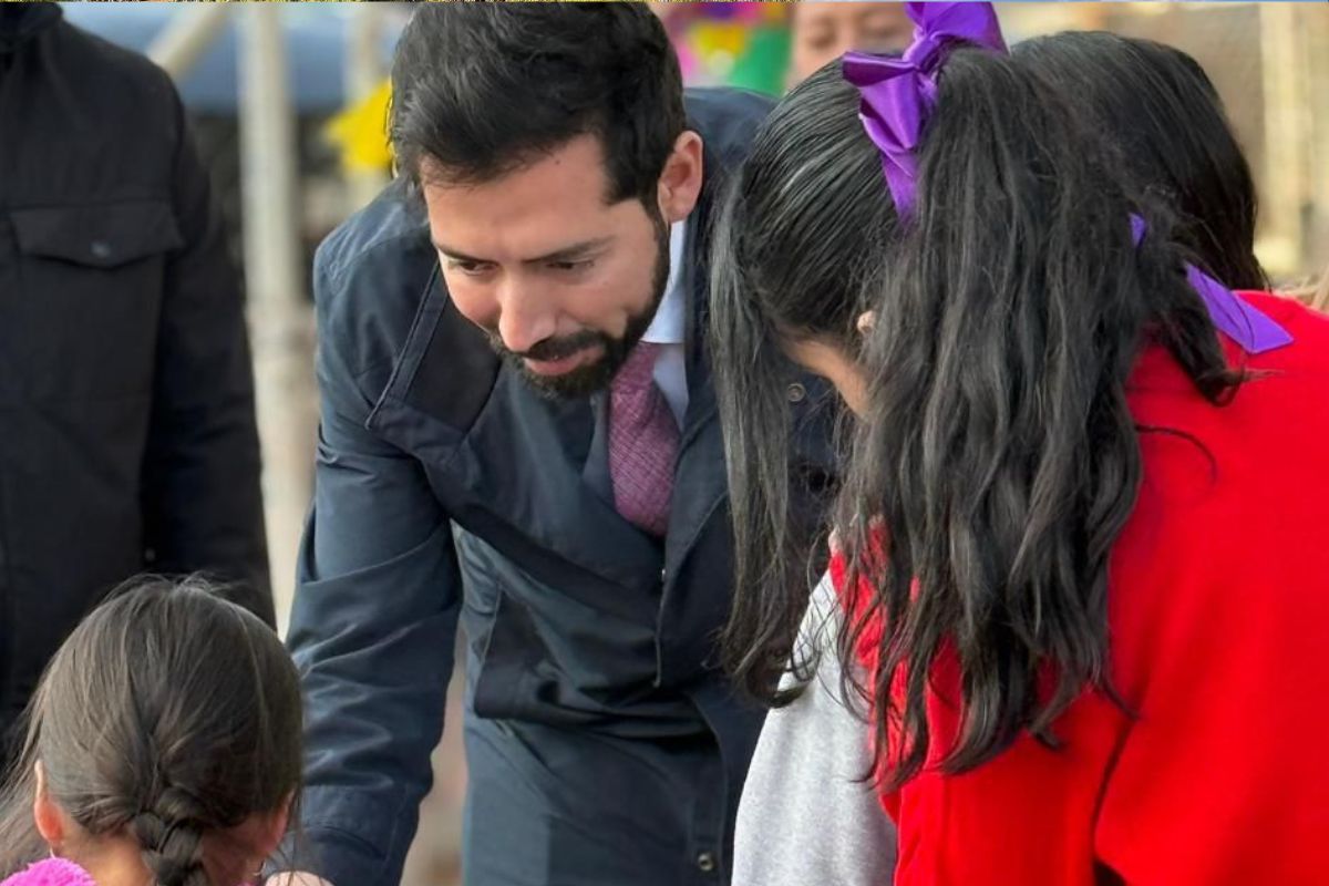 Diputado Santos González recorre colonias de Zacatecas y comparte posadas navideñas