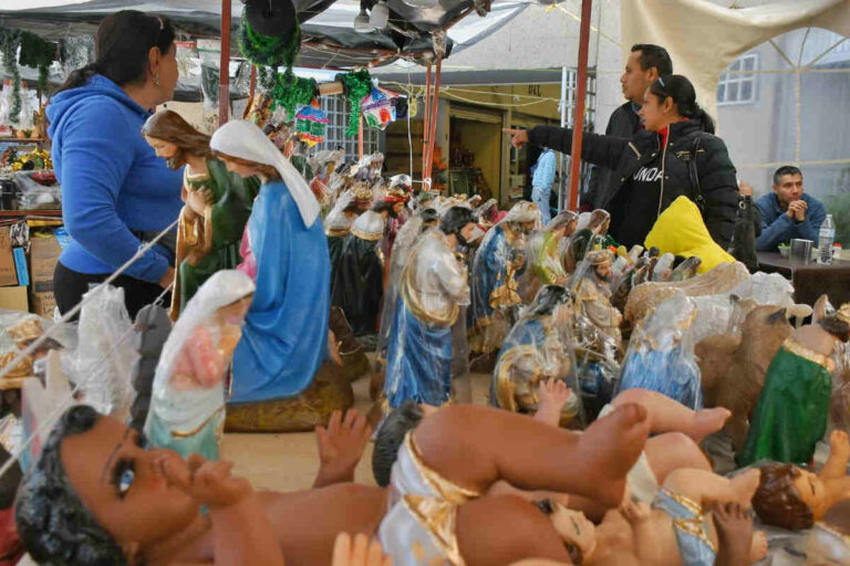 Guadalupe instala el tianguis navideño con más de 400 comerciantes