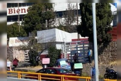 Madres bloquean parcialmente bulevar por pagos incumplidos