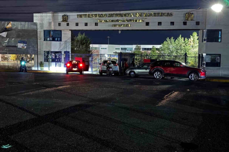 Maestra bloquea campus de la UAZ por afectación laboral