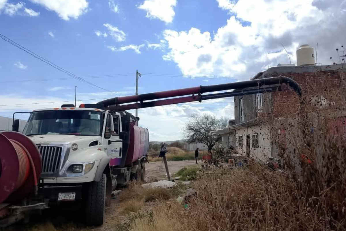 Obras Públicas realiza mejoras viales y sanitarias en varias colonias de Fresnillo