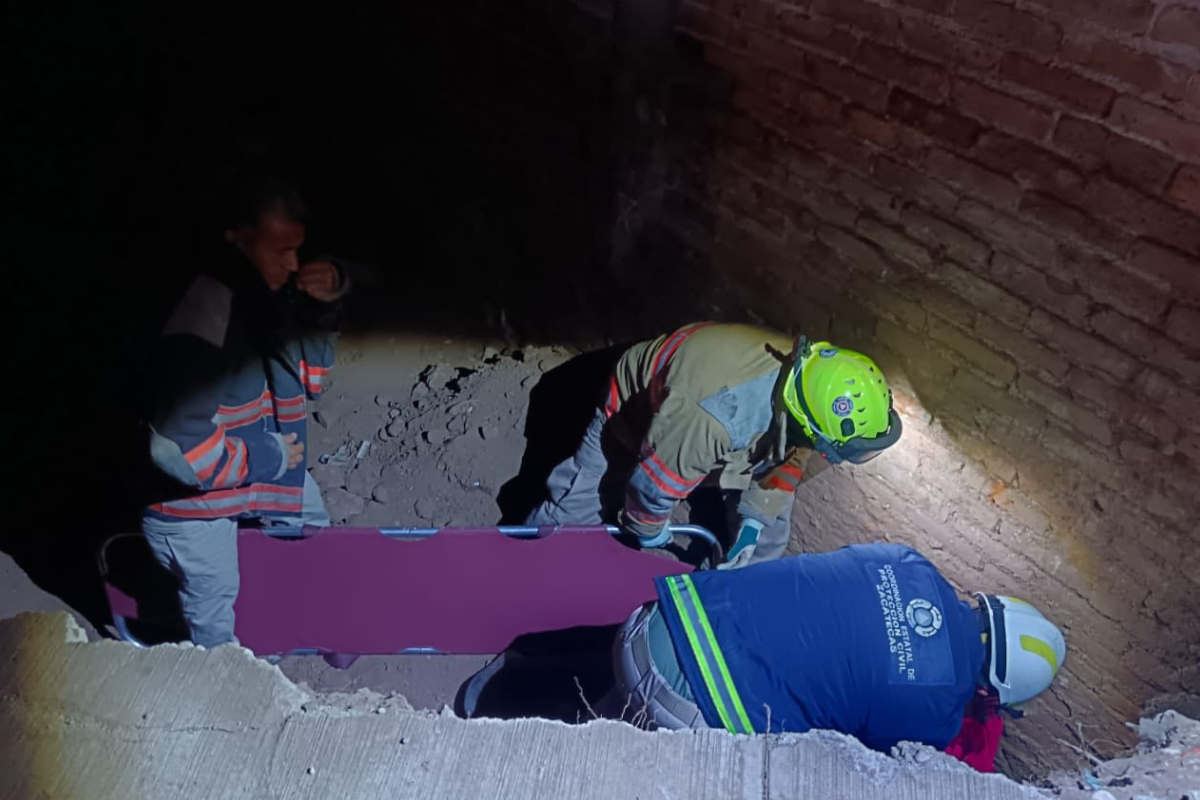 Rescatan a persona tras caer a terreno baldío de 1.5 metros en el barrio de Santa Rita