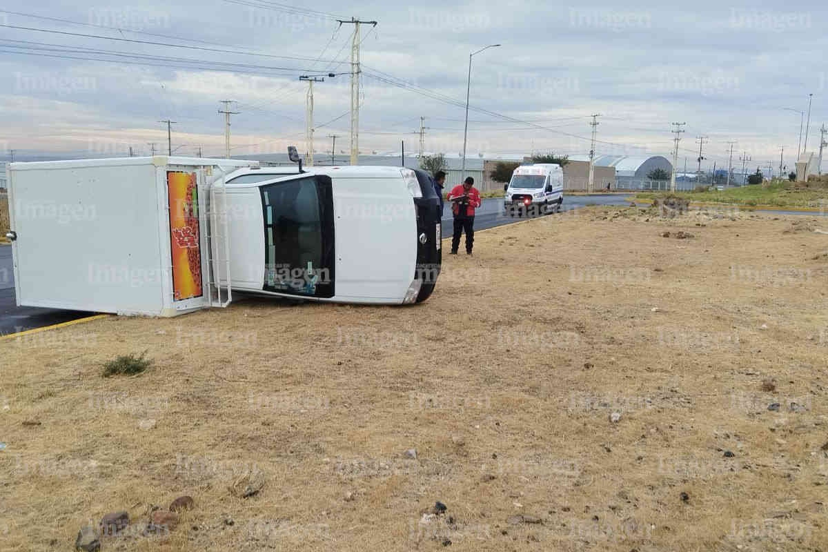 Vuelca camioneta por asfalto mojado en la carretera a Plateros; no hay lesionados