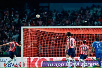 Zacatecas arde, México anota… y Chicharito falla