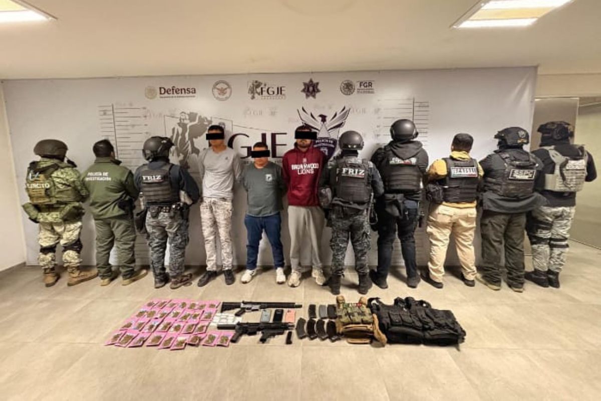 Desarticulan en Fresnillo a célula delictiva; detienen a tres y aseguran armas.