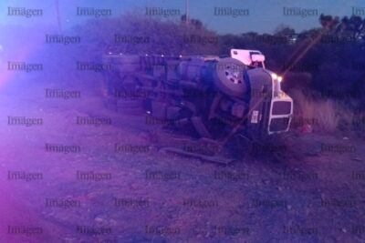 Tractocamión sufre volcadura sobre la Carretera a Santiaguillo