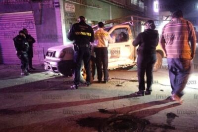 Accidente entre dos coches conmociona a vecinos de la colonia Esparza de Fresnillo