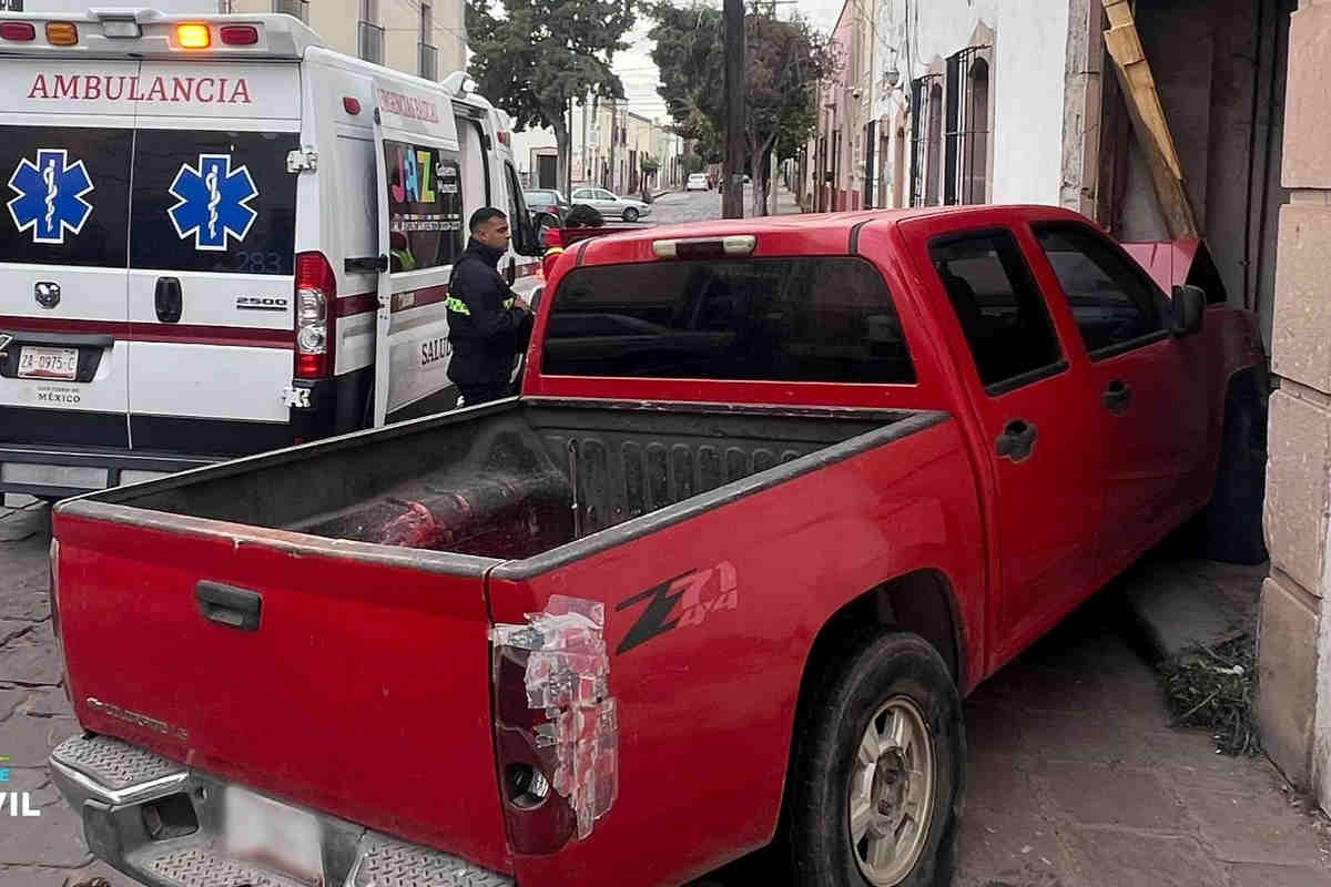 Adulto mayor pierde el control de su camioneta y choca contra inmueble en Jerez