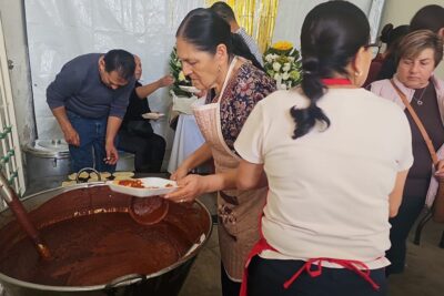 Familia Carrillo Nava de Fresnillo, recibe el 1ro de enero con su tradicional eliquia en honor al Divino Rostro
