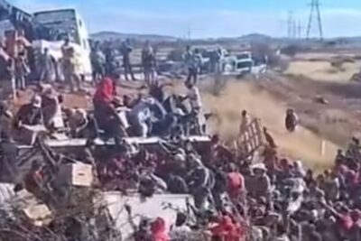 Frenan rapiña masiva tras volcadura de tráiler cervecero en Morelos