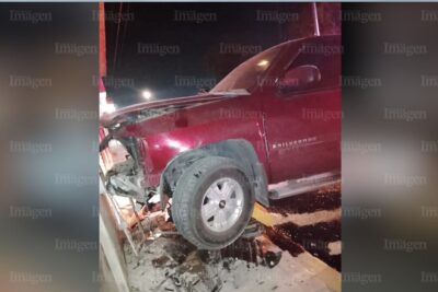 Accidente deja una auto destrozado en la colonia Lienzo Charro de Fresnillo