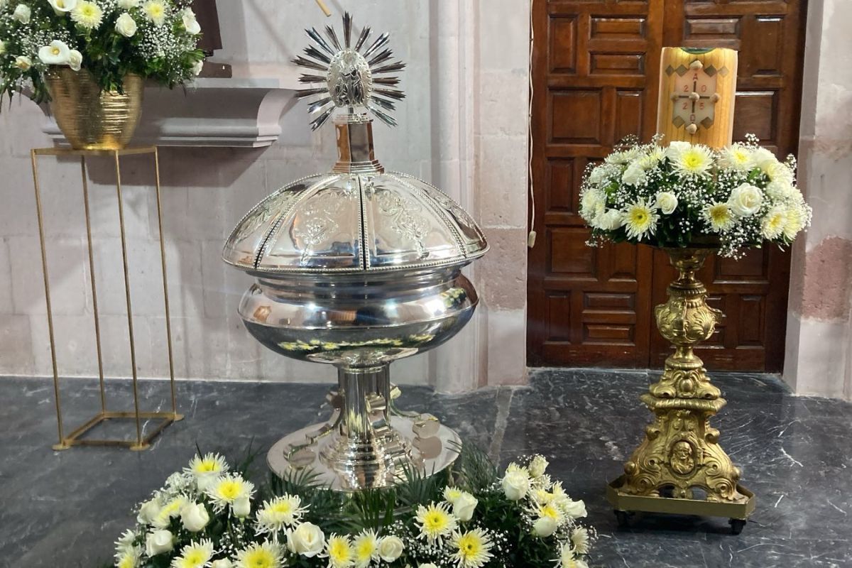 Renuevan símbolo de fe en Zacatecas: bendicen nueva pila bautismal en la Catedral Basílica.