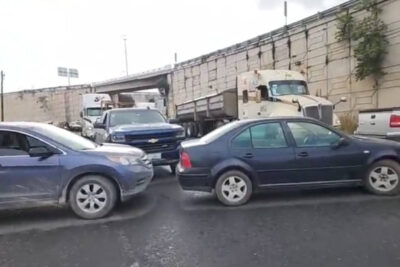 Productores de frijol bloquean carretera; exigen apertura de centro acopio