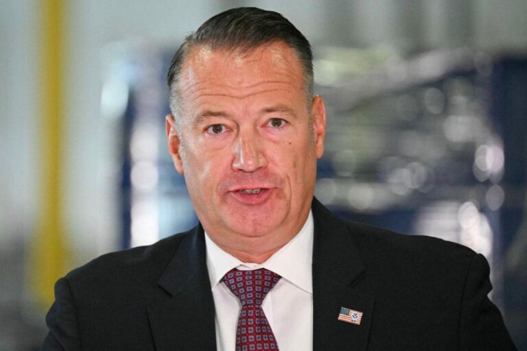 Renuncia director interino del ICE en medio de polémica por política migratoria