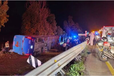 Volcadura de autobús en Morelos deja dos mujeres fallecidas y al menos 25 lesionados