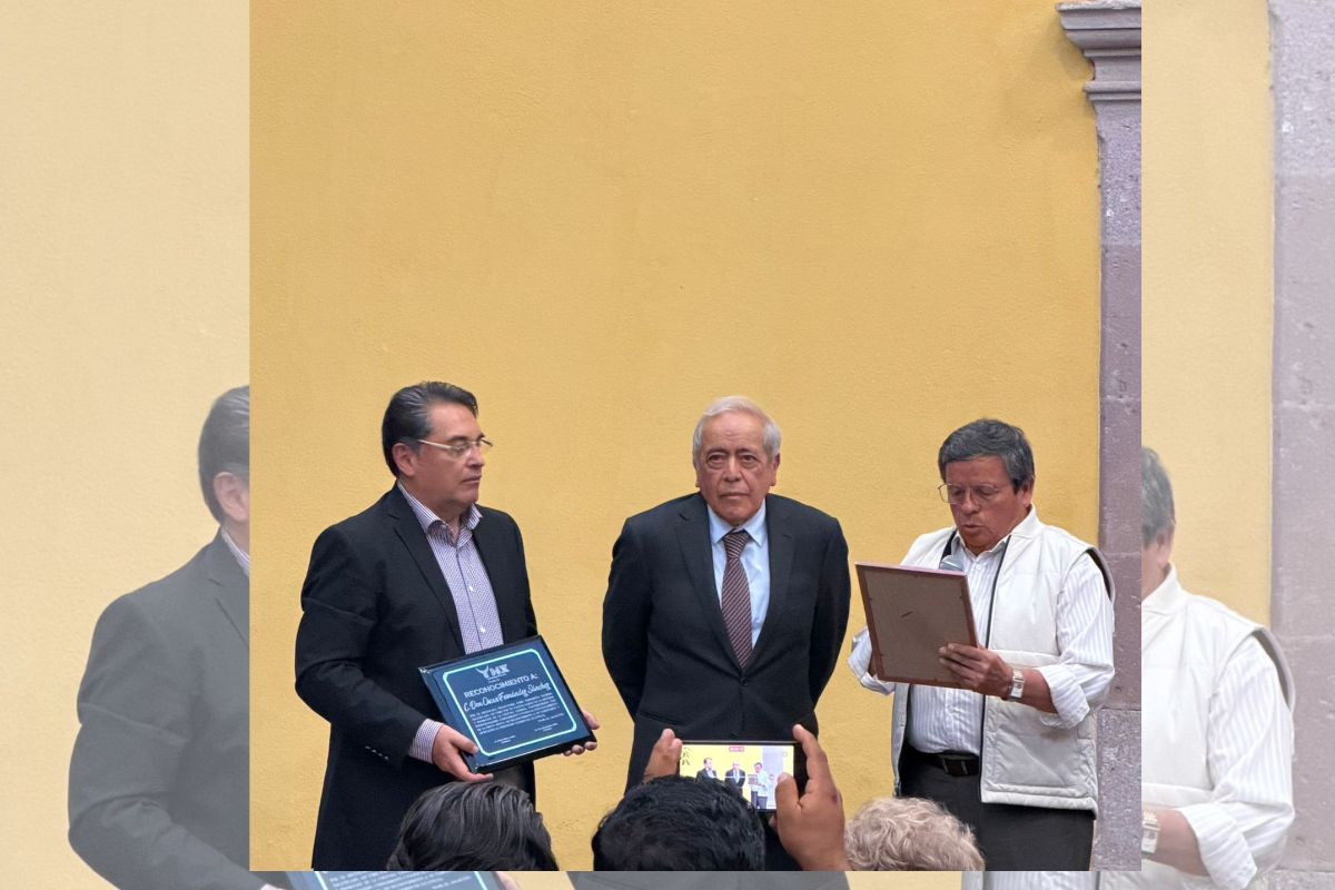 Peña Taurina rinde homenaje en vida a Óscar Fernández Sánchez por su trayectoria periodística