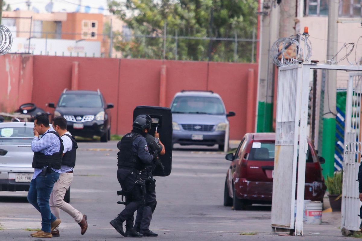 Hombre mantiene como rehenes a su familia y desata fuerte operativo en Tecámac