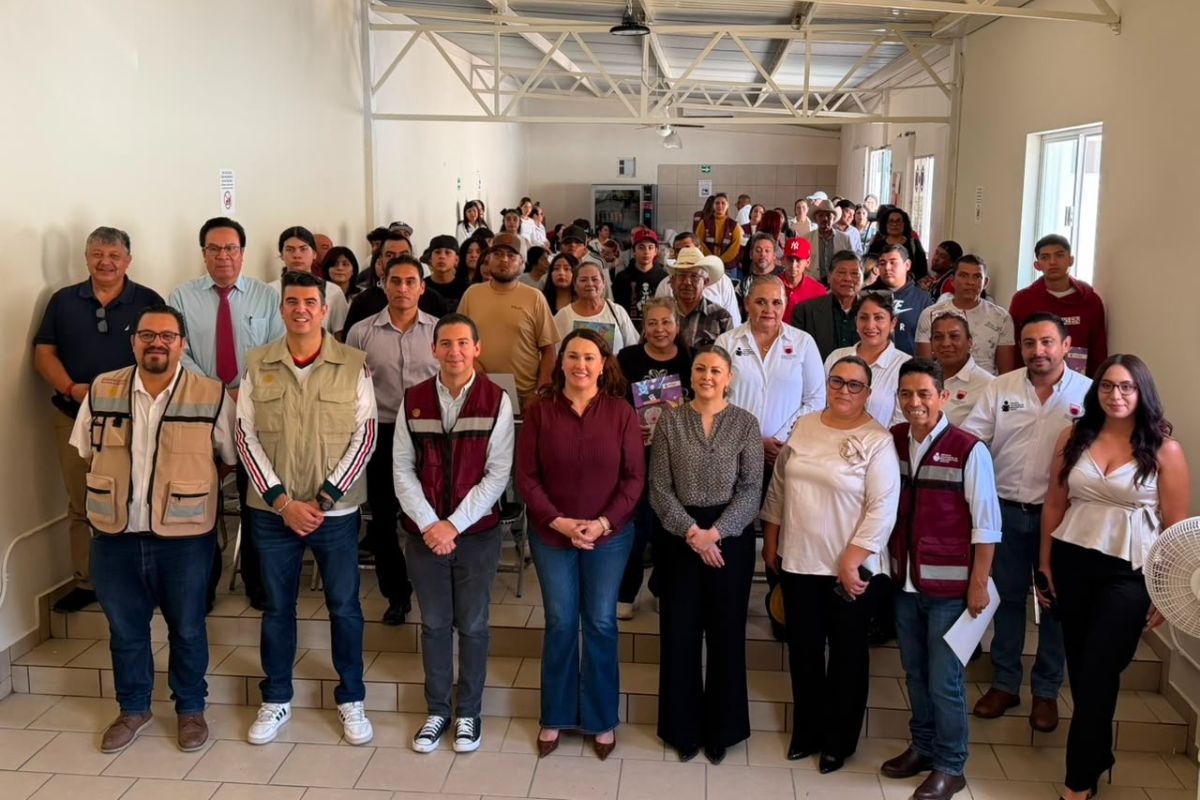 Guadalupe e IZEA entregan certificados a adultos que concluyeron primaria y secundaria.