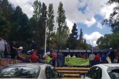 Mineros protestan contra Gómez Urrutia durante evento académico en la UAZ