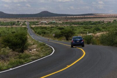 David Monreal entrega rehabilitación carretera en Fresnillo