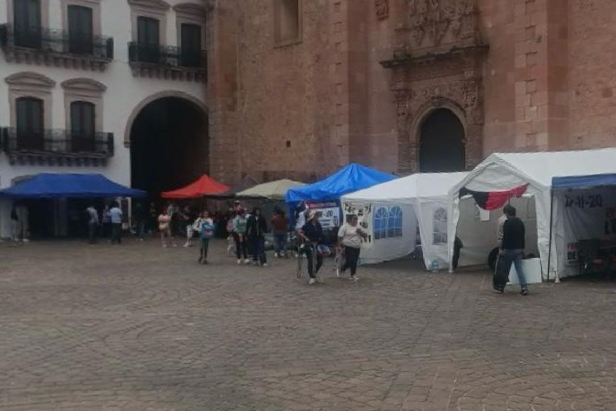 Maestros toman delegación del ISSSTE e instalan plantón en Plaza de Armas