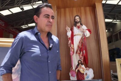 Empresario fresnillense Jesús “Chuy” Badillo encabezó este viernes la tradicional entrega de la reliquia en honor al Sagrado Corazón de Jesús