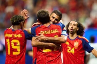 España golea a Arabia Saudita y se mantiene en la pelea por el liderato del Grupo H