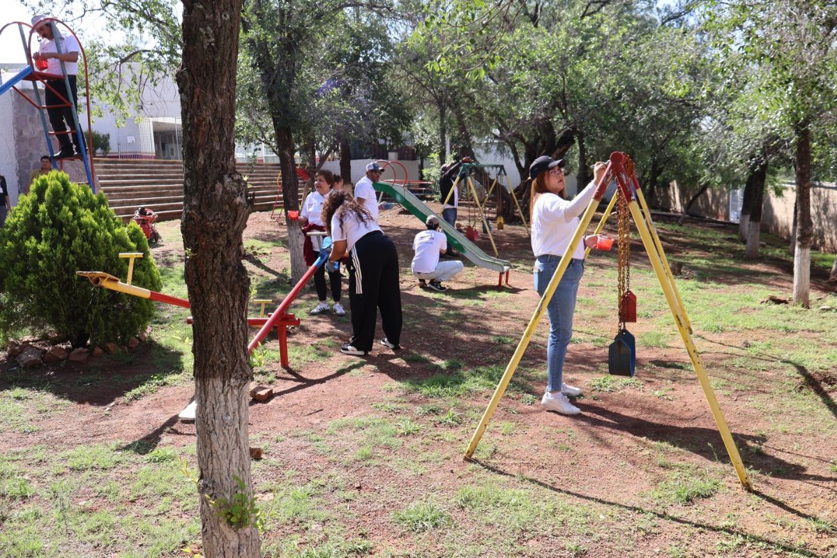 ISSSTE Zacatecas rehabilita espacios infantiles con jornada de tequio en beneficio de casi 400 niñas y niños.