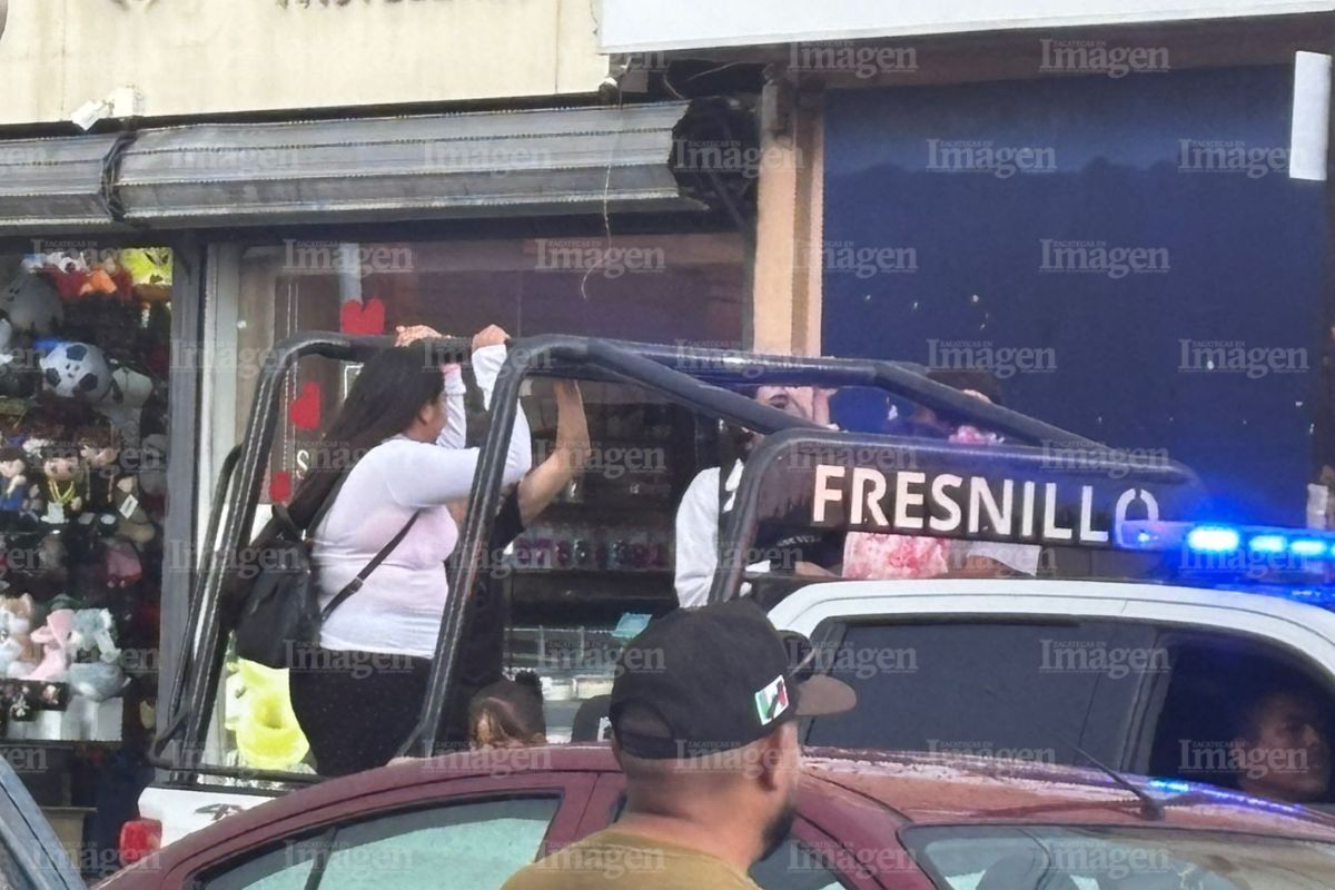 Lluvia provoca encharcamientos en Fresnillo; policías ayudan a ciudadanos