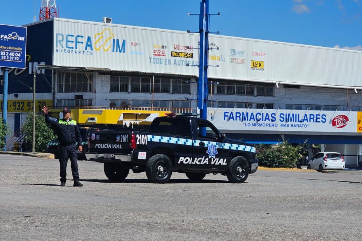 Reparan semáforo del bulevar Jesús Varela Rico tras ocho días fuera de servicio.
