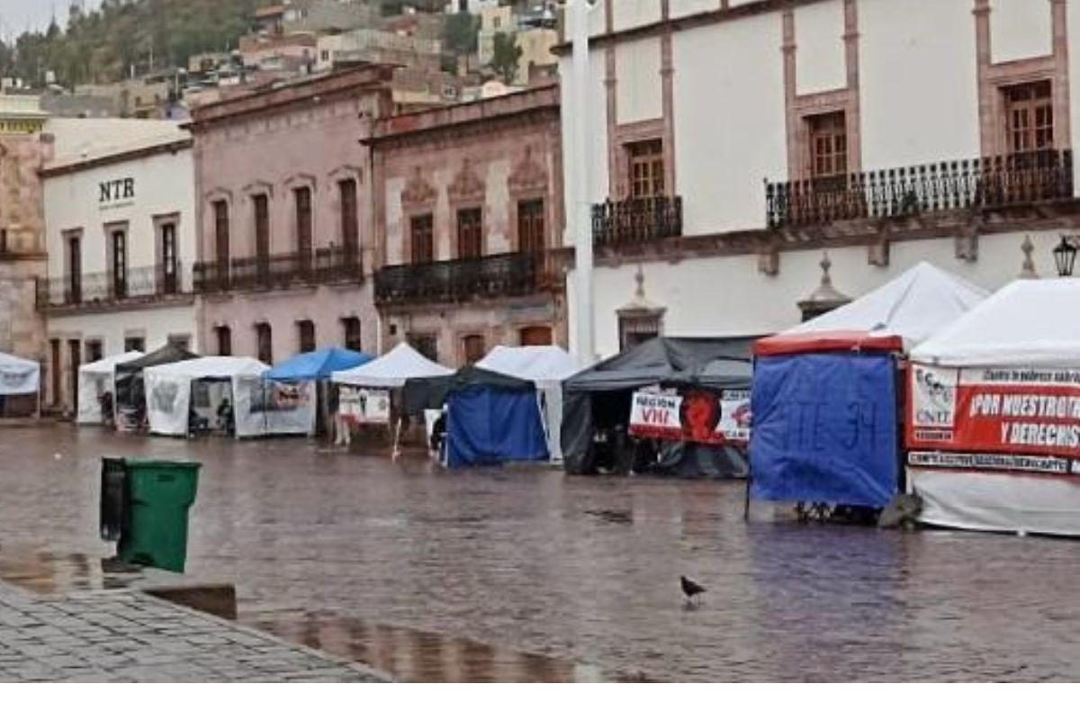 SNTE 34 retira plantón, pero mantiene el paro escolar