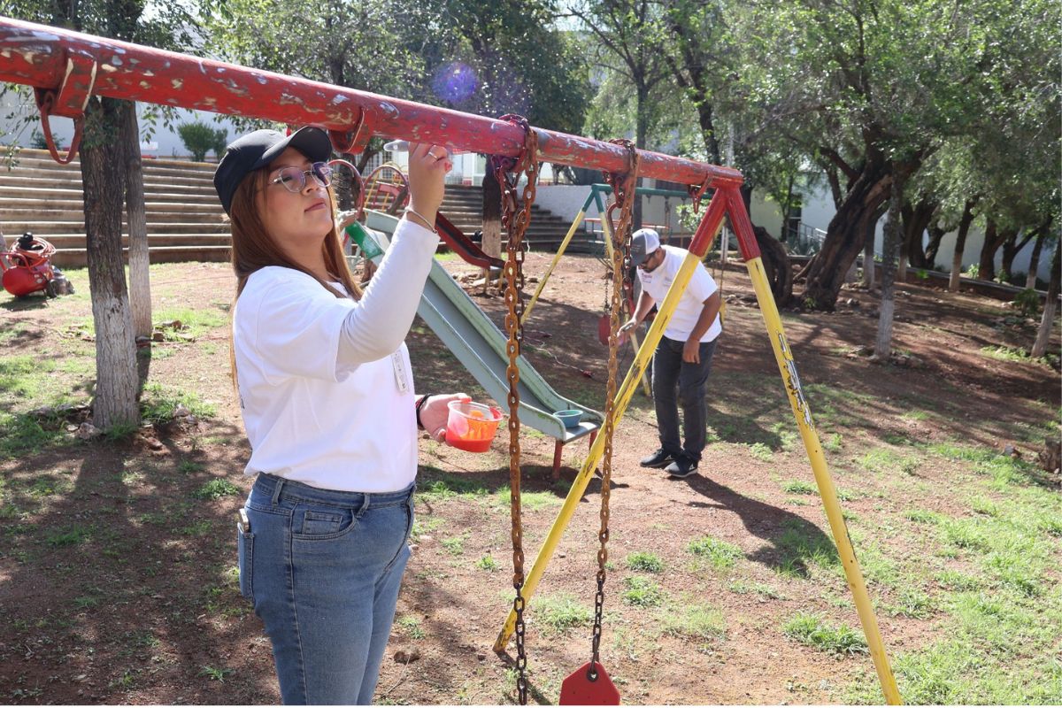 ISSSTE Zacatecas rehabilita espacios infantiles con jornada de tequio en beneficio de casi 400 niñas y niños.