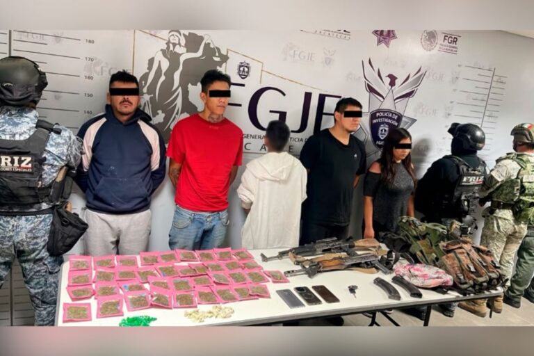 Capturan a cinco presuntos integrantes de grupo delictivo; aseguran armas, droga y equipo táctico en el Centro de Zacatecas