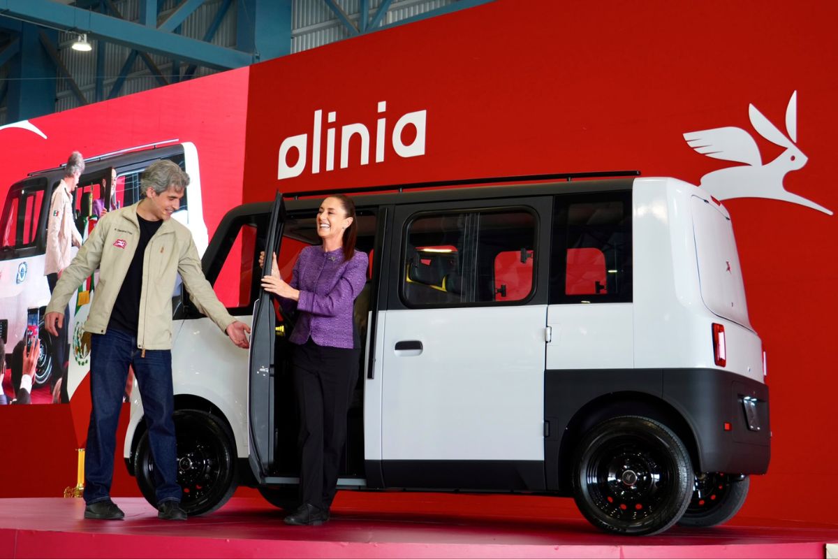 Sheinbaum presenta Olinia, el primer vehículo eléctrico desarrollado en México
