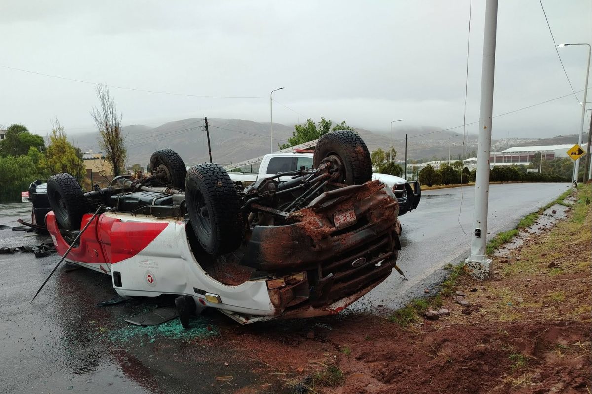 “Hoy regresaron vivos de milagro”: Bomberos denuncian abandono tras accidente de unidad de emergencia