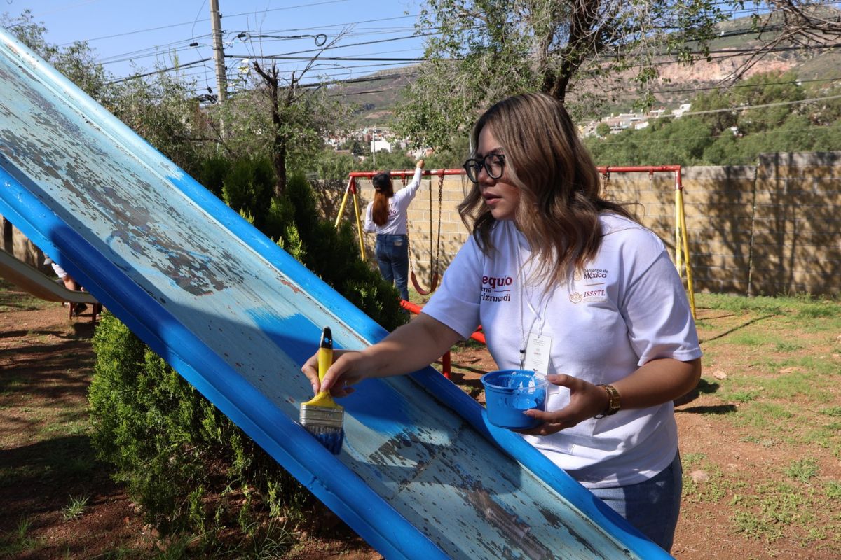ISSSTE Zacatecas rehabilita espacios infantiles con jornada de tequio en beneficio de casi 400 niñas y niños.