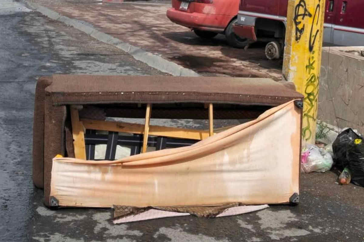 Basura y muebles abandonados generan molestia en la colonia Manuel M. Ponce en Fresnillo