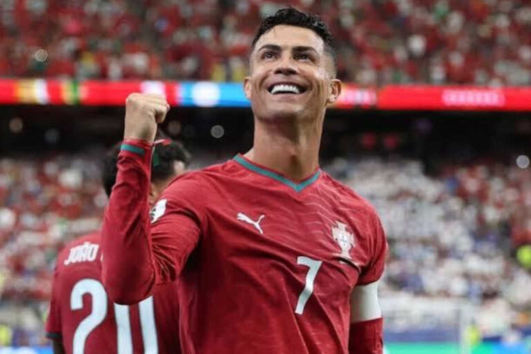 Cristiano hace historia y Portugal golea sin piedad