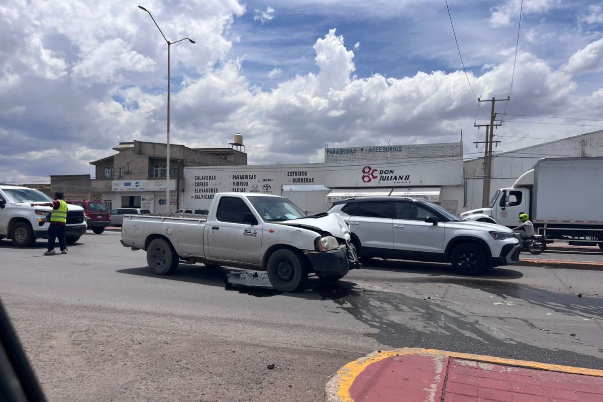 Accidente vehicular provoca daños materiales y congestionamiento en el bulevar Jesús Varela Rico