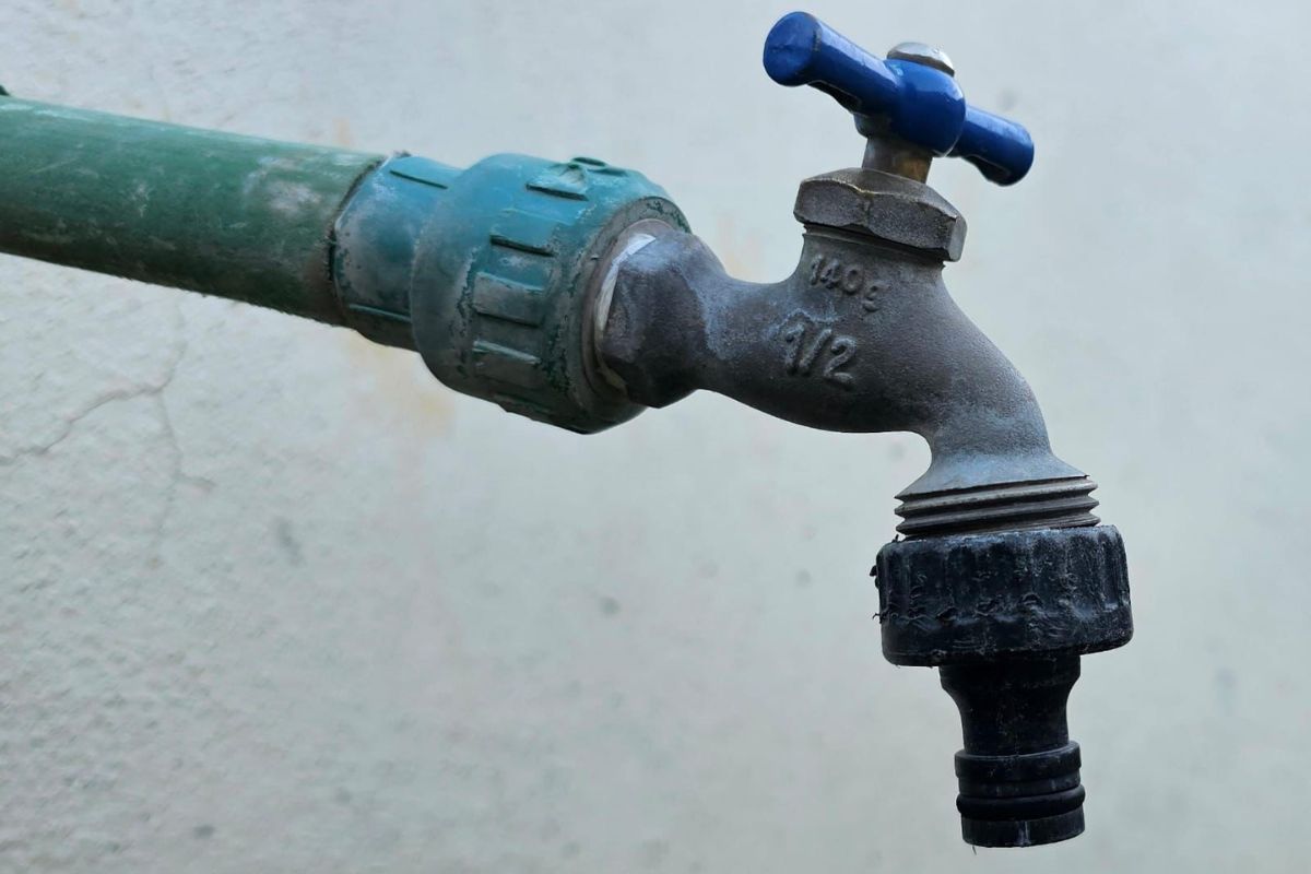 Vecinos de la colonia Esparza denuncian una semana sin agua potable en Fresnillo