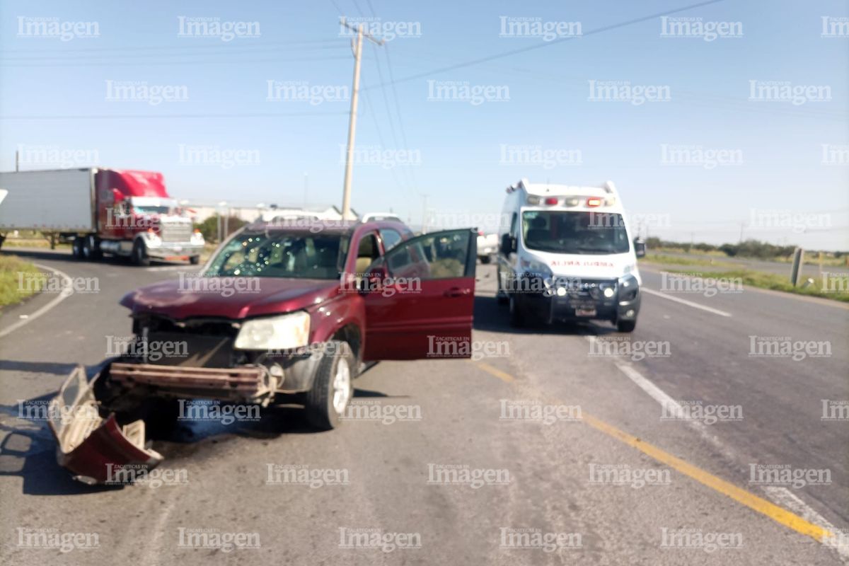 Choque frontal en la carretera federal 45 deja al menos dos personas lesionadas