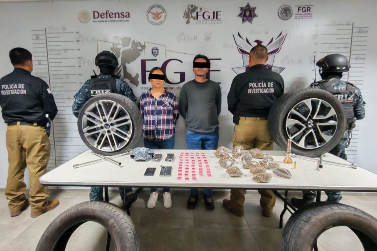 Detienen en Guadalupe a dos presuntos implicados en robo de autopartes; aseguran droga, cargadores y llantas